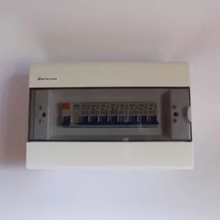 Box kompletne vybavený sadou poistiek a ističom