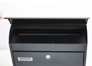Box je vybavený cylindrickým zámkom + 2 kľúče