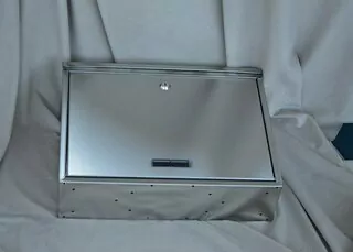 Box je vybavený cylindrickým zámkom + 2 kľúče