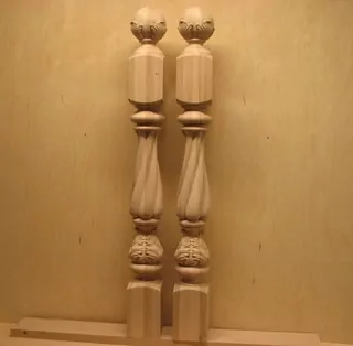 Pole kráľ vyrezávané počiatočné na kovaných balustrád