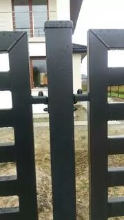 Predám 4 čierne pozinkované plotové stĺpiky s rozmermi 80 × 80 × 2400.