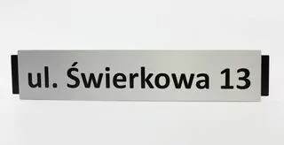 Tabuľka s názvom ulice/miesta a číslom domu