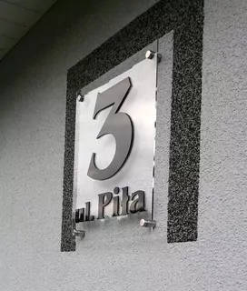 3D adresná tabuľka s názvom ulice a číslom domu.