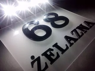 3D LED adresná tabuľka s názvom ulice a číslom domu so solárnou batériou