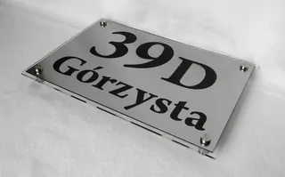 Názov obce je odvodený od názvu ulice a čísla domu.