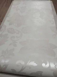 Tapeta na flizeline vo svetlých béžových a perleťových odtieňoch.