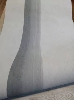 Široký pás v odtieňoch šedej v strede tapety.