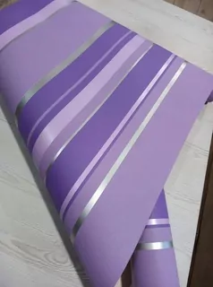 Pruhované tapety vo fialových odtieňoch s pridaním striebornej farby.