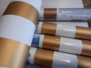 Tapeta v pruhoch starého zlata a korenia biela s rozmermi 0,53 m na 10,05 m