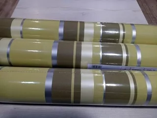 Vinylová tapeta na papieri v odtieňoch azurovej a olivovo zelenej. S pridaním strieborných pruhov.