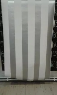 Tapeta v pruhoch v odtieňoch striebra/šedá a "biela korenie/.