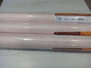 Textúra tapety s leskom, mierne drsná.