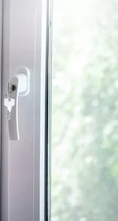 Kľučka na okno - Tri rukoväte okien s kľúčom, biely zámok