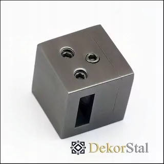 Priechodná tyč 5 × 15 mm z ušľachtilej ocele na rovný povrch.