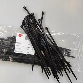 Spojky na elektrické káble s plastovým zipsom.