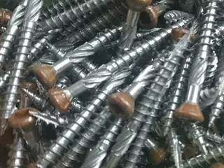 Hnedé skrutky 5x50 NieDz Inox pre terasu Plank