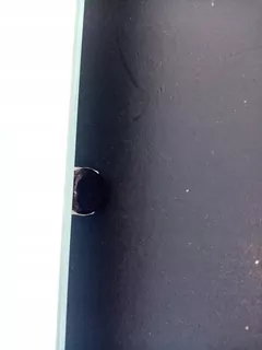 K zrkadlu so snímačom je pripojený kábel so zástrčkou