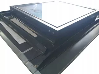 Strešné okno - Strešný poklop Fakro WGT 46 × 75 cm s golierom